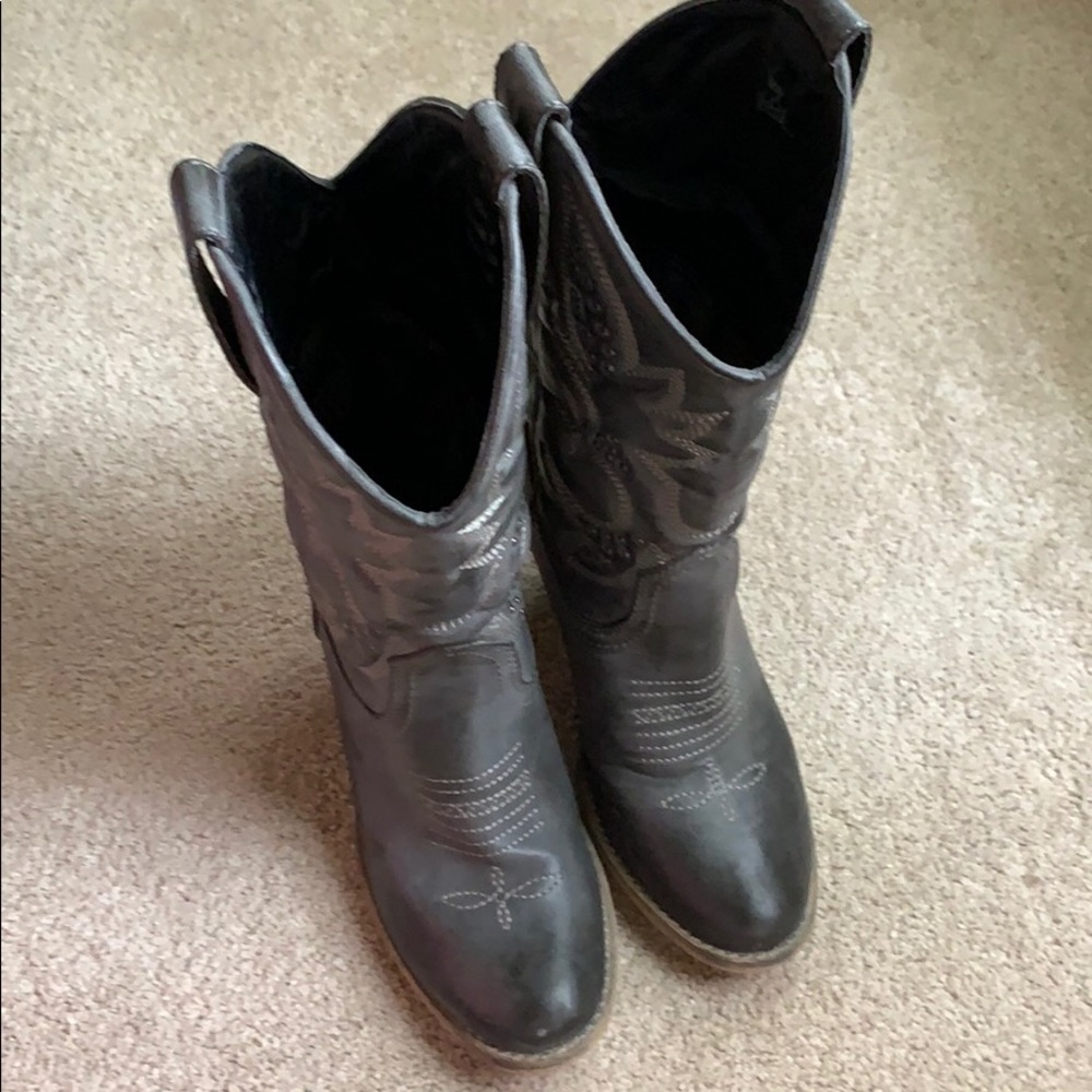 Cowboy boots with slight heel